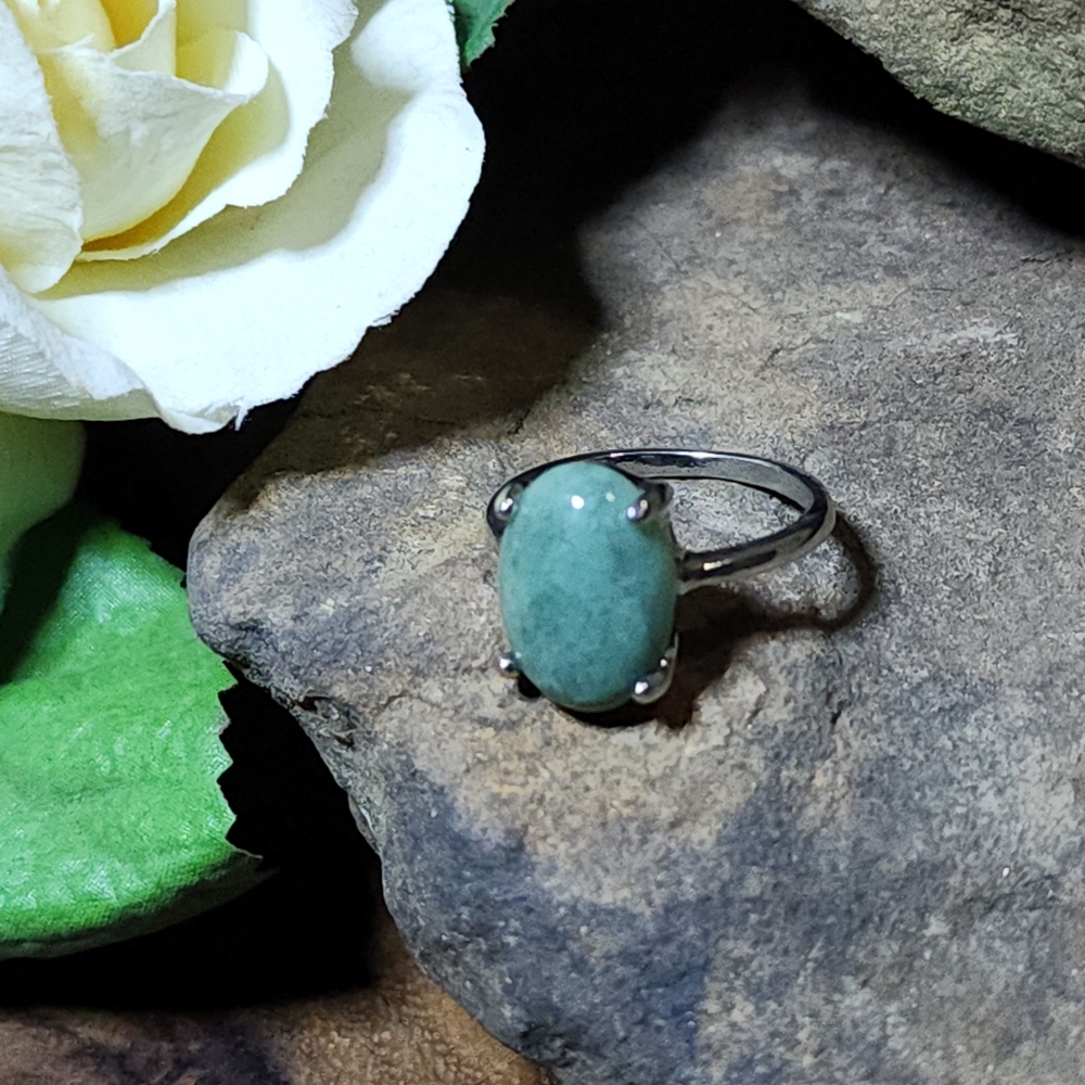 Elegant Silver Toned Ring With Green Gemstone Size 7.5